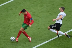Vai Trò Và Kỹ Năng Cần Thiết Khi Đá Thòng Trung Vệ Hiệu Quả